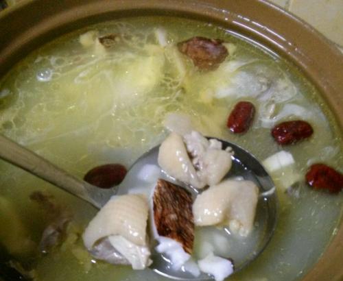 椰子煲乌鷄，美味佳肴（用椰汁和香料煮出的嫩滑乌鷄肉，口感香浓，营养丰富）-第2张图片-美味行家
