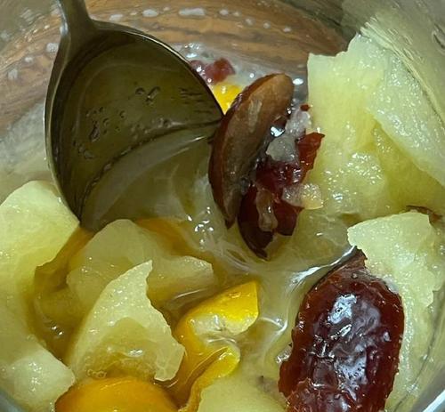 轻松做出清热解暑的冰糖苹果汤（夏日炎炎，来一杯甜爽解暑的冰糖苹果汤）-第3张图片-美味行家