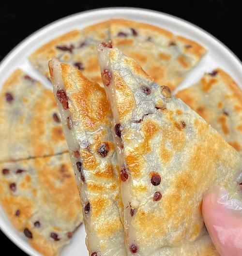 艾草糯米饼，一道绿色健康美食（营养丰富、清香扑鼻，以艾草为主料的糯米饼让你爱不释口）-第1张图片-美味行家