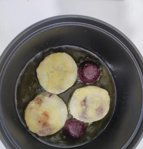 艾草糯米饼，一道绿色健康美食（营养丰富、清香扑鼻，以艾草为主料的糯米饼让你爱不释口）-第3张图片-美味行家