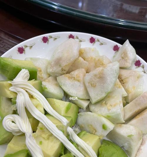 一道美味的意式石榴沙拉（用新鲜水果打造的健康佳肴，让你爱上沙拉）-第3张图片-美味行家