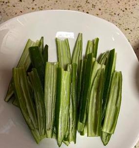 秋葵蒸虾肉的美味做法（用秋葵和虾肉轻松制作的营养美食）-第2张图片-美味行家
