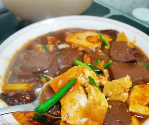 以猪血轧豆腐为主料的美食制作（一道口感香鲜、美味可口的传统美食）-第1张图片-美味行家