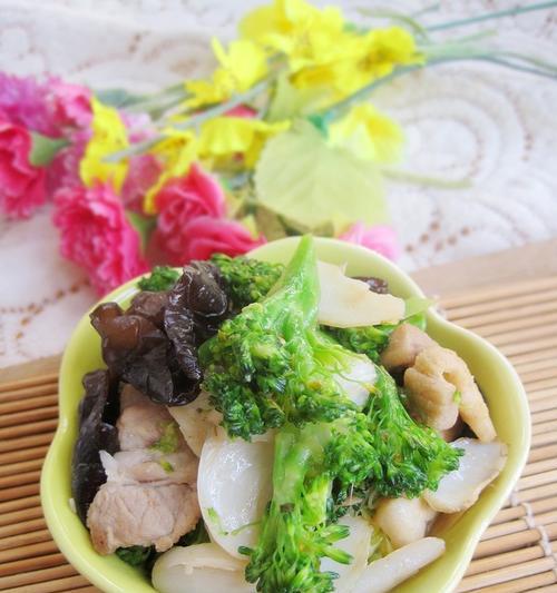 百合炒花椰菜，味道香鲜美（传统菜品新口味，百合之香彰显花椰菜的鲜美）-第1张图片-美味行家