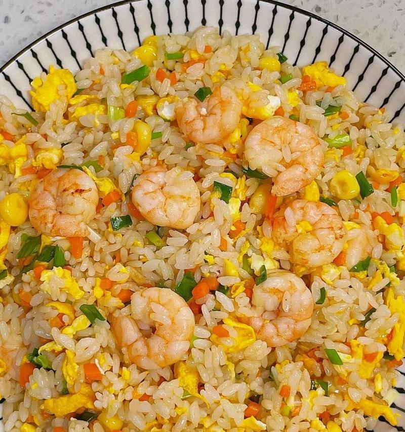 银鱼虾仁炒饭，美味不可挡！（一口口香气扑鼻的家常菜，教你轻松炒出大厨般的好味道。）-第3张图片-美味行家