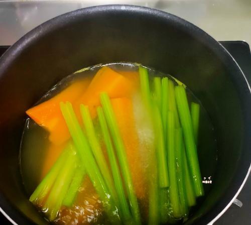 鲜美可口！掌握以什锦炒肉丁的做法（一道简单易学的家常菜，让你的餐桌不再单调）-第1张图片-美味行家