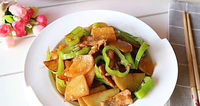 教你如何烹制美味肉片炒青椒（学会这个菜谱，让你的家庭餐桌更加丰富多彩）-第1张图片-美味行家