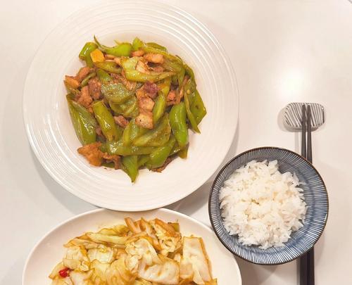 教你如何烹制美味肉片炒青椒（学会这个菜谱，让你的家庭餐桌更加丰富多彩）-第2张图片-美味行家