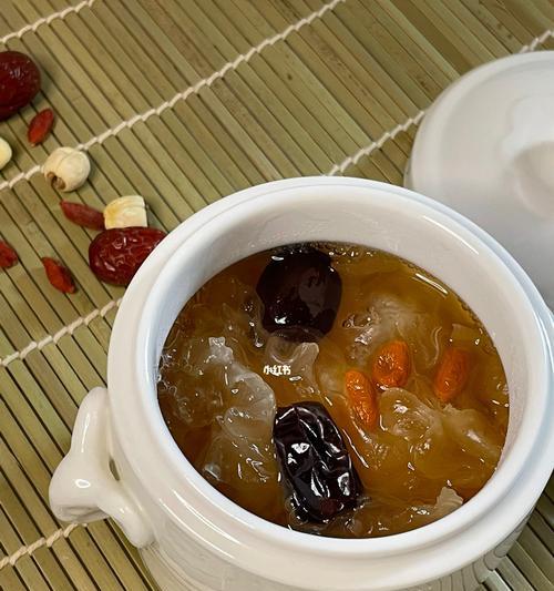 美味又营养的银耳莲子红枣羹（以中药食材为主的健康美食）-第1张图片-美味行家