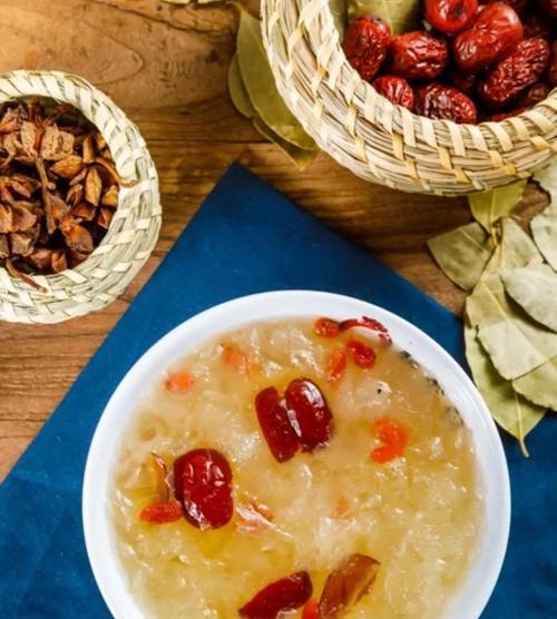 美味又营养的银耳莲子红枣羹（以中药食材为主的健康美食）-第2张图片-美味行家