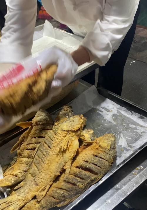 爆炸美味，炸大鲤鱼全攻略（鲜香可口，轻松学会如何炸出外皮酥脆的大鲤鱼）-第1张图片-美味行家