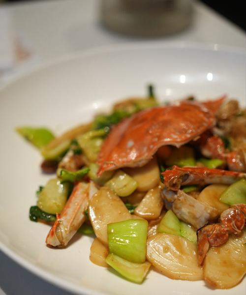 咸蛋毛蟹炒年糕，香味扑鼻惹人醉（用料简单，步骤易懂，让您在家也能享受到美食）-第1张图片-美味行家