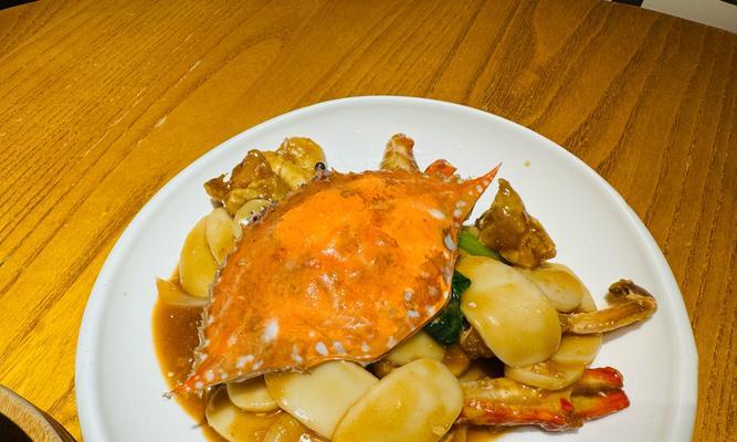 咸蛋毛蟹炒年糕，香味扑鼻惹人醉（用料简单，步骤易懂，让您在家也能享受到美食）-第3张图片-美味行家