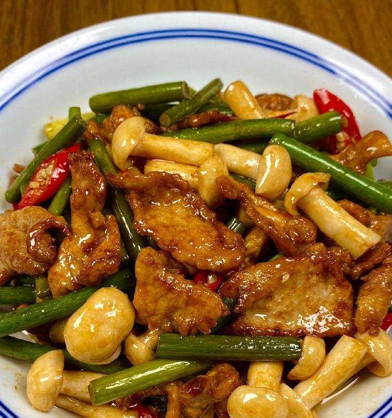 鲜美可口，做法简单，肉片蒜苔美食教程！（简单易学，口感绝佳，让你爱不释手！）-第3张图片-美味行家