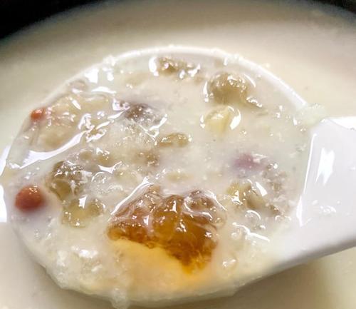 桃胶雪燕皂角米羹的做法（浓郁口感，营养美味，让你健康又满足）-第3张图片-美味行家