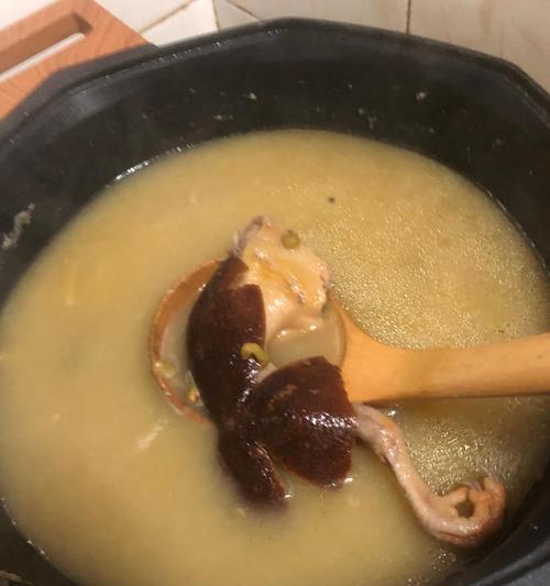 白鸽绿豆汤的营养价值及制作方法（一碗清爽营养的夏日饮品）-第3张图片-美味行家