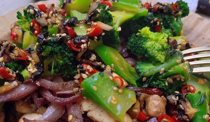 健康美味，苏叶混搭沙拉（搭配多种食材，让你吃出营养、美味）-第2张图片-美味行家