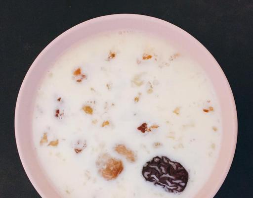 椰浆牛奶雪耳桃胶，营养美味好滋味（一道简单易做的健康甜品，让你美食与养生兼得）-第2张图片-美味行家