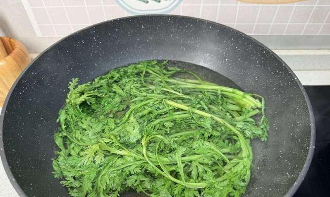 美味健康的芝麻拌茼蒿（让你爱上茼蒿的健康美味、芝麻香气浓郁的减肥佳品）-第1张图片-美味行家