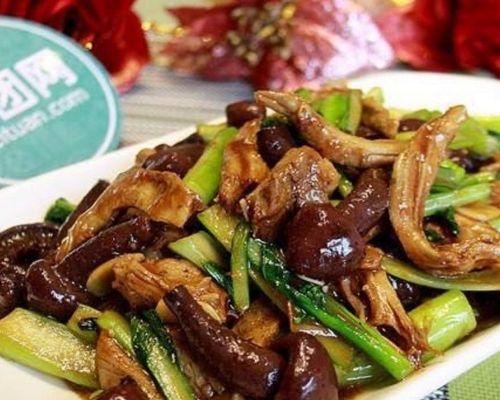 猪肉炖松伞蘑，美味可口的佳肴（一道家常菜的烹饪方法，做法简单易学，营养丰富，味道鲜美）-第2张图片-美味行家