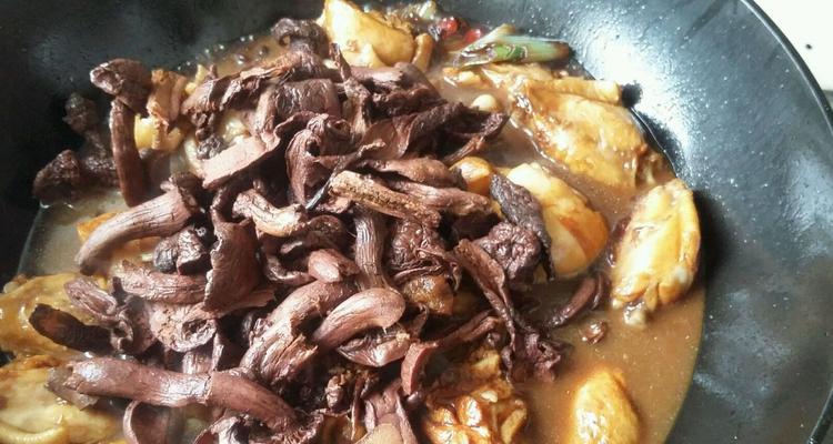 猪肉炖松伞蘑，美味可口的佳肴（一道家常菜的烹饪方法，做法简单易学，营养丰富，味道鲜美）-第3张图片-美味行家