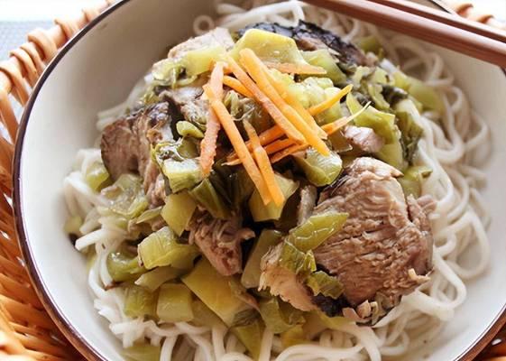 酸菜卤面的制作方法（咸鲜口感，让你回味无穷）-第2张图片-美味行家