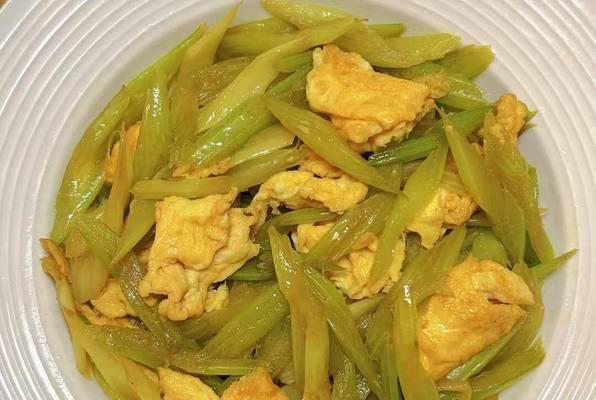 孜然芹菜炒鸡蛋的简易做法（一道美味健康的家常菜，让你爱上健康生活）-第2张图片-美味行家