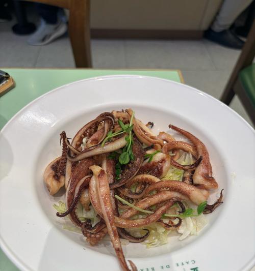 美味洋葱香菇炒鱿鱼（鲜香可口的海鲜美食）-第3张图片-美味行家