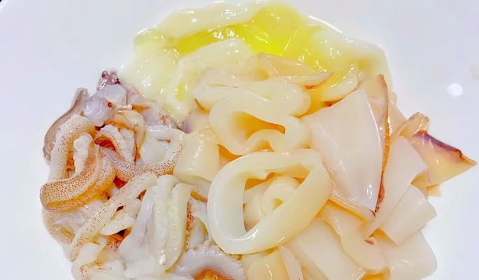 美味洋葱香菇炒鱿鱼（鲜香可口的海鲜美食）-第1张图片-美味行家