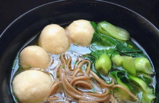 自制美味西红柿鱼丸面（健康营养简单易学，体验家庭烹饪的乐趣）-第1张图片-美味行家