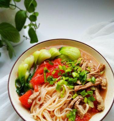 教你如何制作美味的西红柿肉丝面片汤（家常美食，健康营养，快速制作，味道鲜美）-第2张图片-美味行家