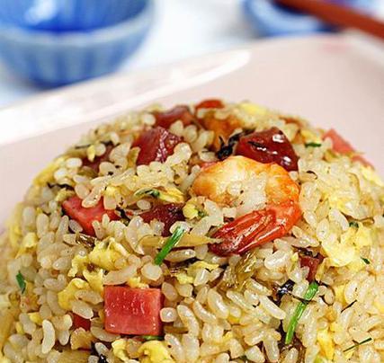 甜椒蛋炒饭的制作方法（美味可口的家常美食，甜椒蛋炒饭制作全攻略）-第1张图片-美味行家