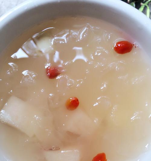 营养美味银耳雪梨莲子羹（健康甜品，滋润清热）-第1张图片-美味行家