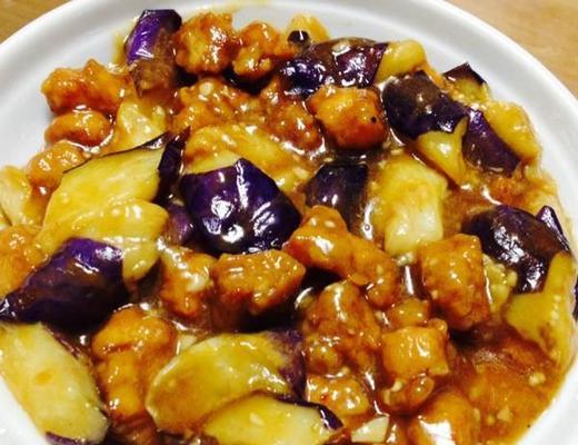 用猪肉烧茄子，做出美味佳肴（掌握这些技巧，做出无敌好吃的茄子煲）-第2张图片-美味行家