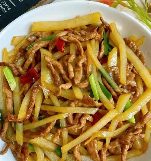 如何做一道美味的土豆丝炒肉丝（健康简单的家常菜）-第2张图片-美味行家