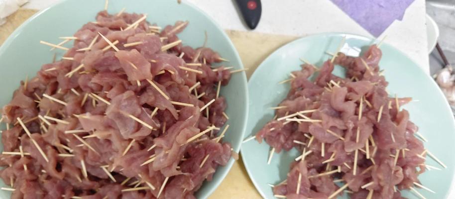 五香孜然牙签肉的制作方法（美味健康，自制小吃，肉质嫩滑，酥脆可口）-第3张图片-美味行家