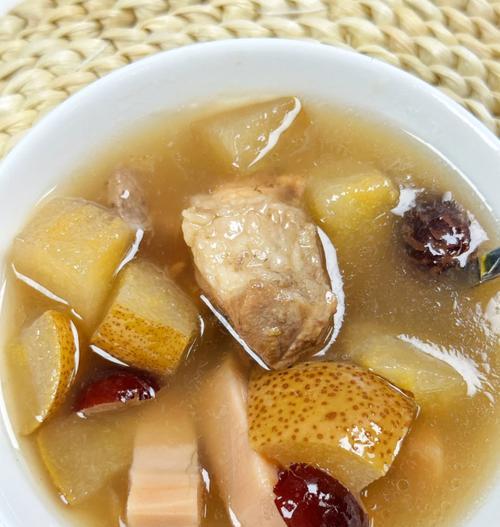 健康营养薏米芡实黄豆雪梨炖排骨（秋季养生必备，1碗热汤护卫健康）-第2张图片-美味行家