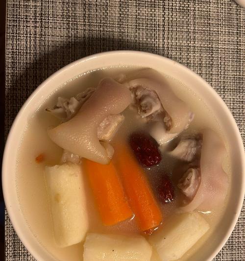 健康美味，玉米胡萝卜猪蹄汤（家常烹制，营养丰富的汤品）-第1张图片-美味行家