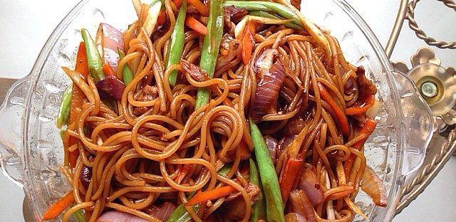 中式火腿蔬菜炒意面，热爱美食，就从这一道开始吧！-第3张图片-美味行家