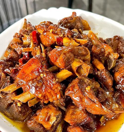 美味香菇土豆烧鸭腿料理的做法（传统中式烹饪技巧，营养美味的家庭菜肴）-第1张图片-美味行家