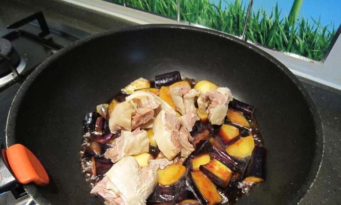 美味香菇土豆烧鸭腿料理的做法（传统中式烹饪技巧，营养美味的家庭菜肴）-第3张图片-美味行家