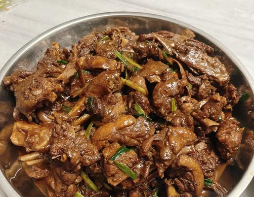 沙锅茨菇焖鹅的美食诱惑（蘑菇和鹅肉的绝妙组合，让你口感倍增）-第1张图片-美味行家