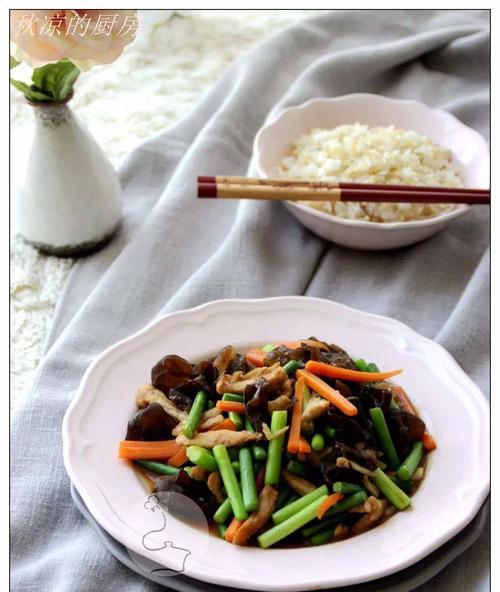 香气四溢的蒜薹木耳炒肉（美味健康的家常菜，蒜香浓郁，营养丰富）-第2张图片-美味行家