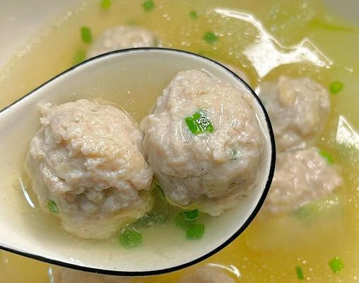 享受美味且健康的氽清汤肉丸（手把手教你制作清爽美味的汤肉丸，肉香浓郁、营养健康）-第2张图片-美味行家