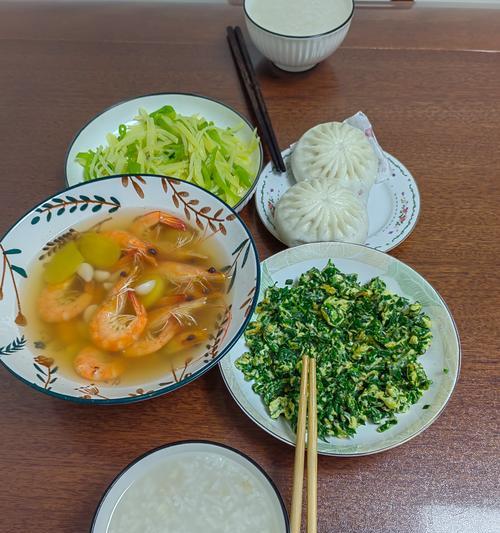 香气四溢的三丁炒米饭（探秘家常菜之三丁炒米饭，教你如何做出口感松软、香气四溢的米饭）-第2张图片-美味行家