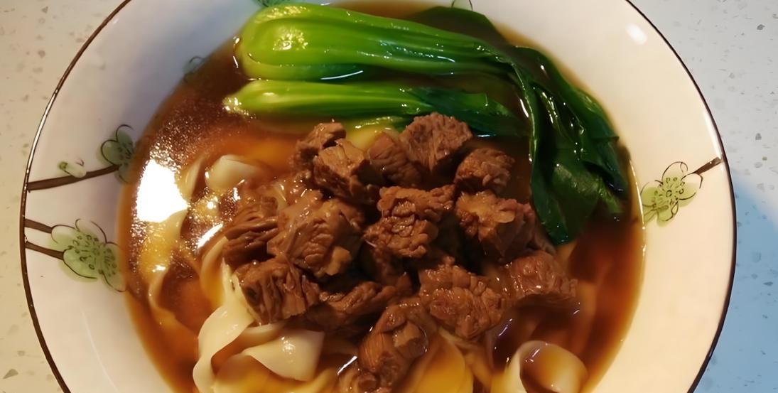 手把手教你做道地的鲜牛肉汤面（学会这个做法，让你轻松做出美味的鲜牛肉汤面）-第2张图片-美味行家