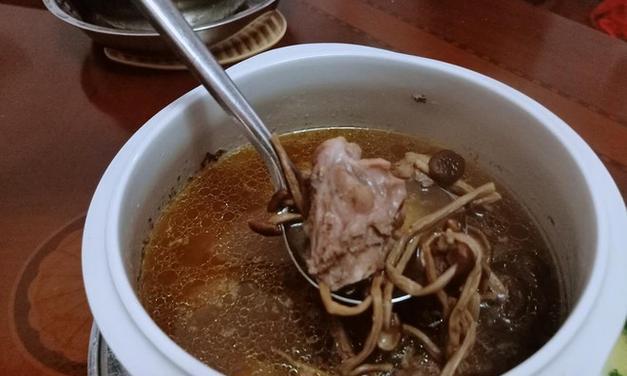 健康美味茶树菇无花果老鸭汤（让身体倍感舒爽，滋润味蕾享受）-第1张图片-美味行家