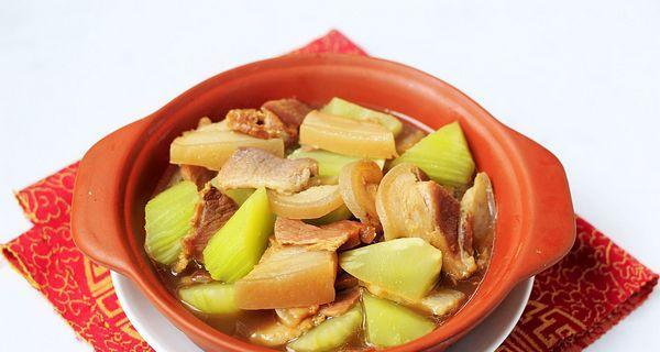 青萝卜炖腊肉，美味健康的秋季菜肴（15个步骤教你轻松烹饪）-第3张图片-美味行家