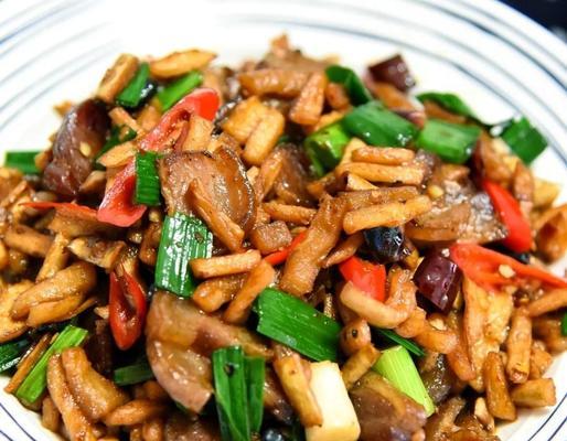 青萝卜炖腊肉，美味健康的秋季菜肴（15个步骤教你轻松烹饪）-第2张图片-美味行家