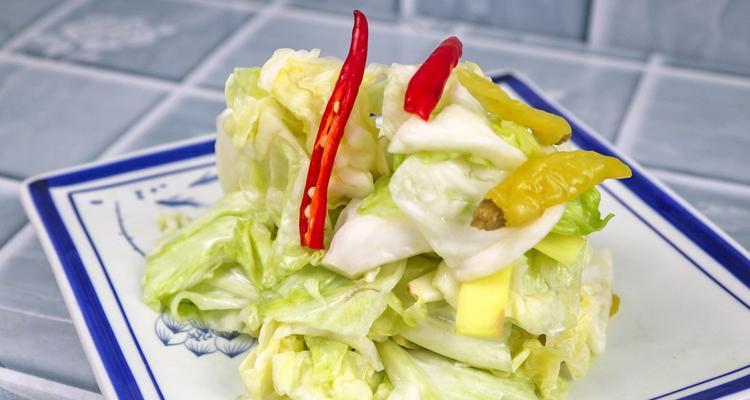 用酸辣洋白菜轻松烹饪，做一道美味佳肴！（酸辣洋白菜的做法及食用技巧）-第1张图片-美味行家